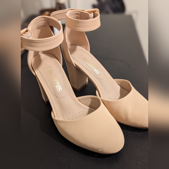 Closed toe beige/nude pumps - Picture 3 of 3